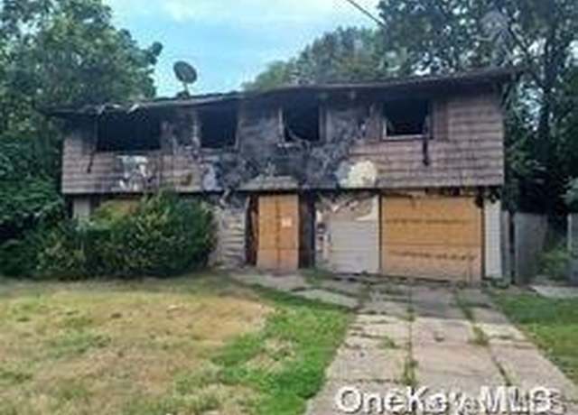 Property at 166 Oakland Ave, Central Islip, NY 11722, 1 bed