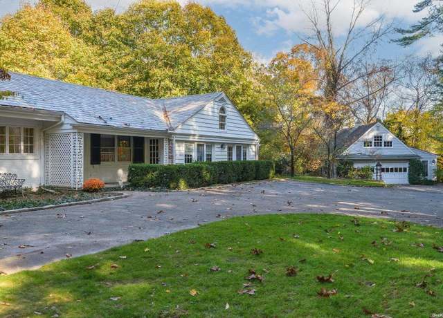 Property at 4 Laurel Ln, Locust Valley, NY 11560, 4 beds, 4.5 baths