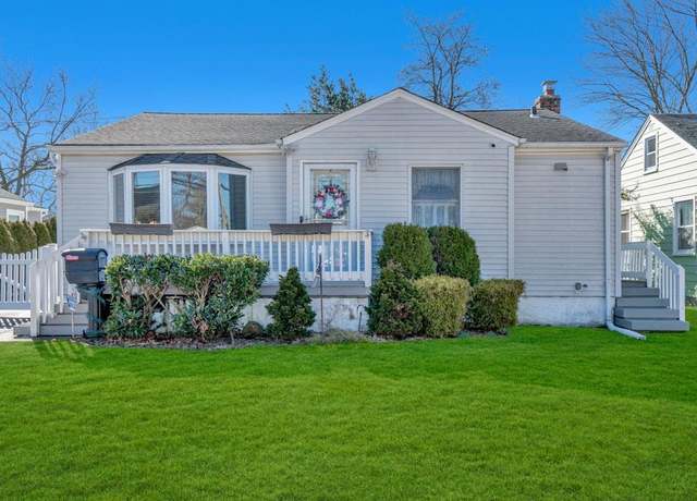 Property at 168 Arnold Ave, West Babylon, NY 11704, 3 beds, 1 bath