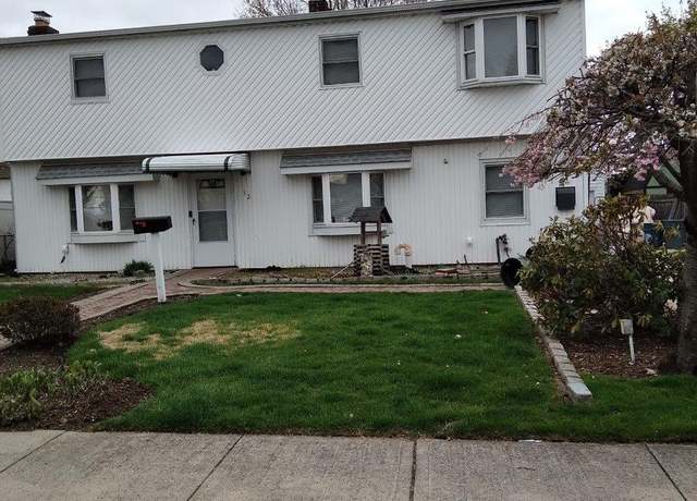 Property at 32 Cliff Ln, Levittown, NY 11756, 5 beds, 2 baths