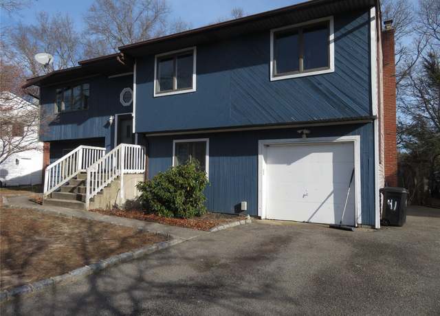 Property at 41 Woodbrook Dr, Ridge, NY 11961, 5 beds, 2 baths