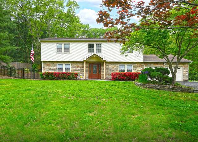 Property at 112 Stonehurst Ln, Dix Hills, NY 11746, 4 beds, 2.5 baths