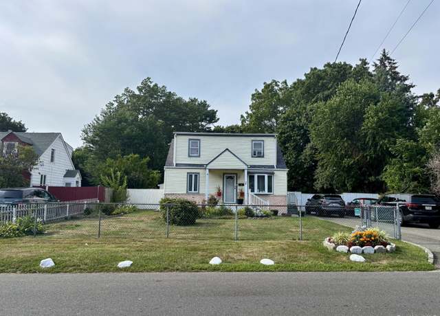 Property at 26 E 12th St, Huntington Station, NY 11746, 3 beds, 1 bath