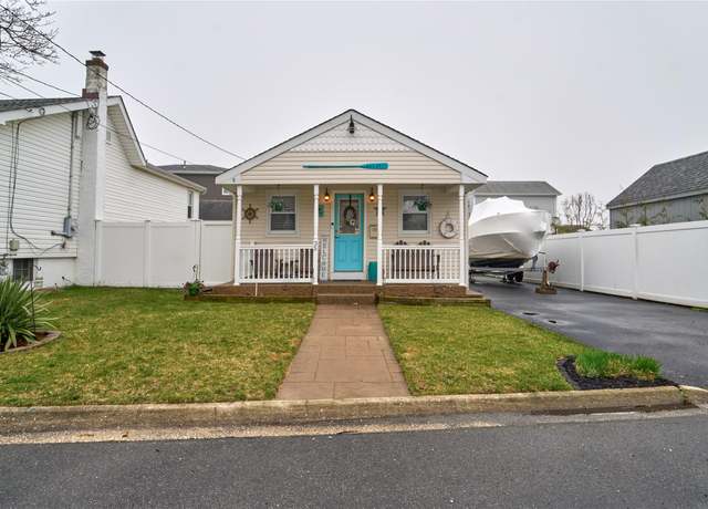 Property at 35 Mound St, Lindenhurst, NY 11757, 3 beds, 1 bath