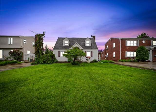 Property at 2 Gables Dr, Hicksville, NY 11801, 5 beds, 3 baths