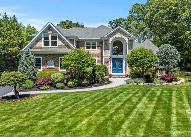Property at 321 Sandpiper Dr, Riverhead, NY 11901, 4 beds, 4.5 baths