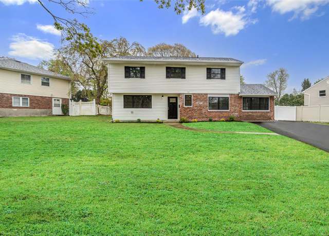 Property at 15 Bristol Ln, Kings Park, NY 11754, 3 beds, 2 baths