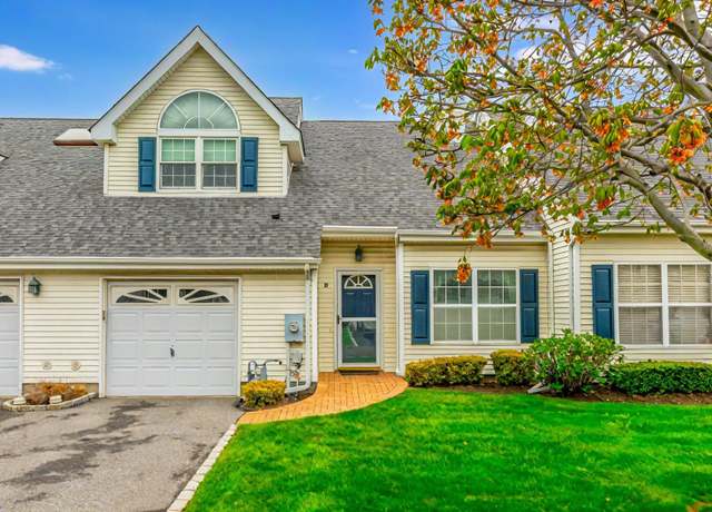 Property at 12 Joyces Way, Bay Shore, NY 11706, 3 beds, 2.5 baths