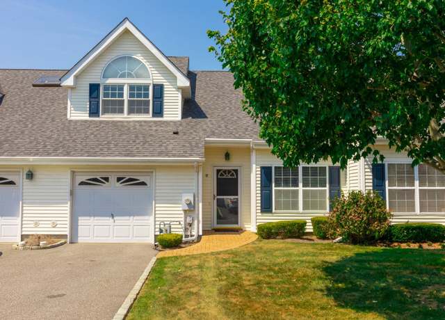 Property at 12 Joyces Way, Bay Shore, NY 11706, 3 beds, 2.5 baths