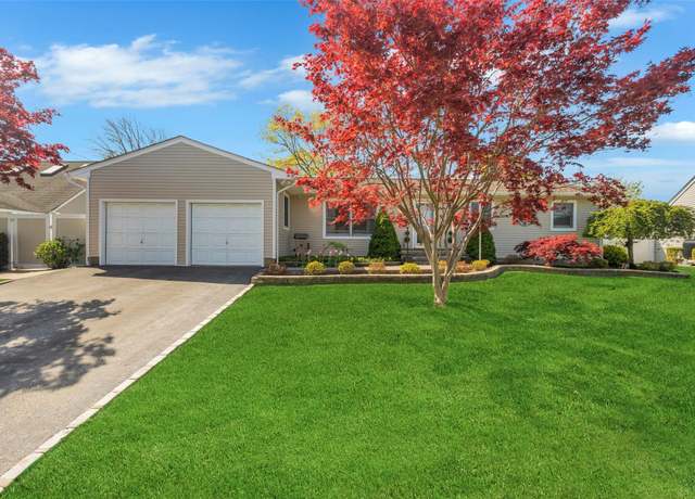 Property at 7 Sunny Glenn Way, Holbrook, NY 11741, 3 beds, 2 baths