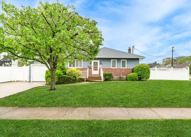 Property at 4 Edmore Ln S, West Islip, NY 11795, 3 beds, 3 baths