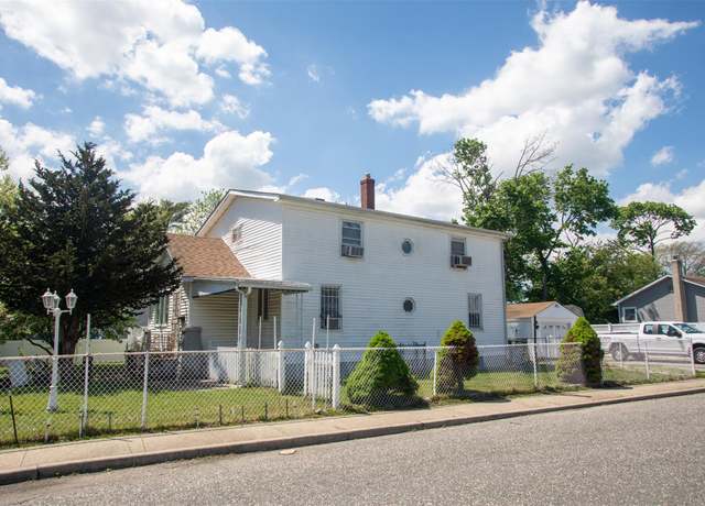 Property at 385 Clayton St, Central Islip, NY 11722, 6 beds, 2 baths