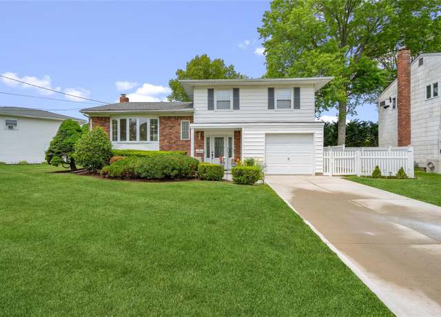 Property at 6 Poppy Dr, Massapequa Park, NY 11762, 4 beds, 2 baths