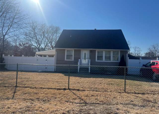 Property at 58 E Walnut St, Central Islip, NY 11722, 4 beds, 2.5 baths