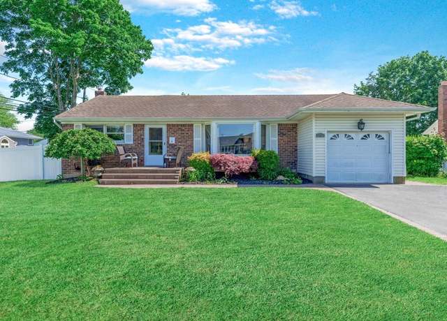 Property at 4 Whitebirch Ln, Commack, NY 11725, 3 beds, 2 baths