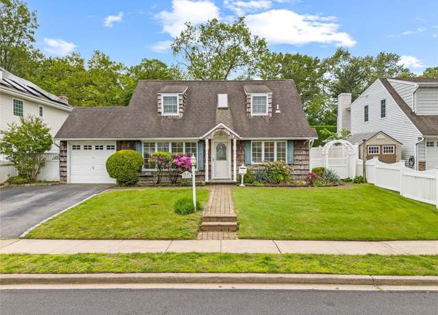 Property at 21 Arizona Ave, Syosset, NY 11791, 3 beds, 2 baths