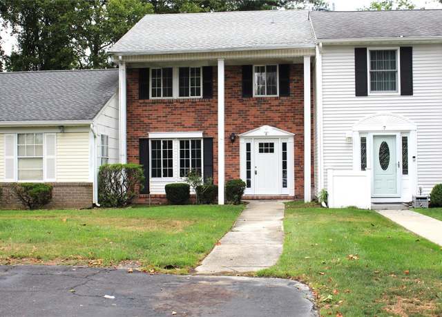 Property at 8 Lexington Ct, Coram, NY 11727, 3 beds, 2.5 baths