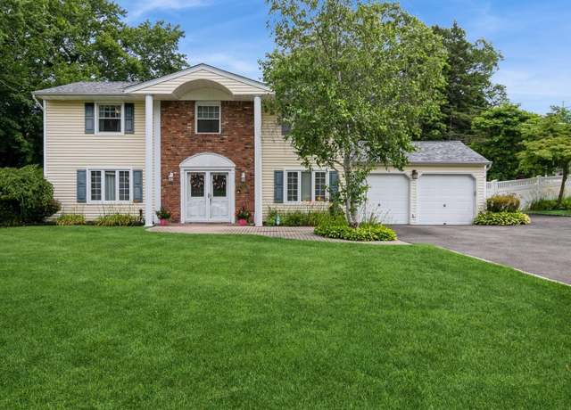 Property at 30 Dale Ln, Hauppauge, NY 11788, 5 beds, 2 baths