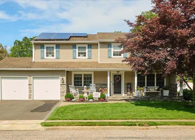 Property at 326 Singingwood Dr, Holbrook, NY 11741, 4 beds, 2.5 baths