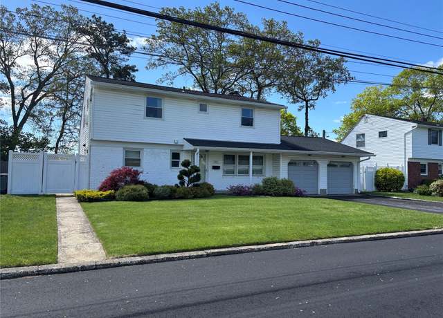 Property at 524 Davis St, North Babylon, NY 11703, 4 beds, 2 baths