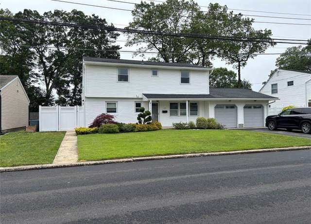 Property at 524 Davis St, North Babylon, NY 11703, 4 beds, 2 baths