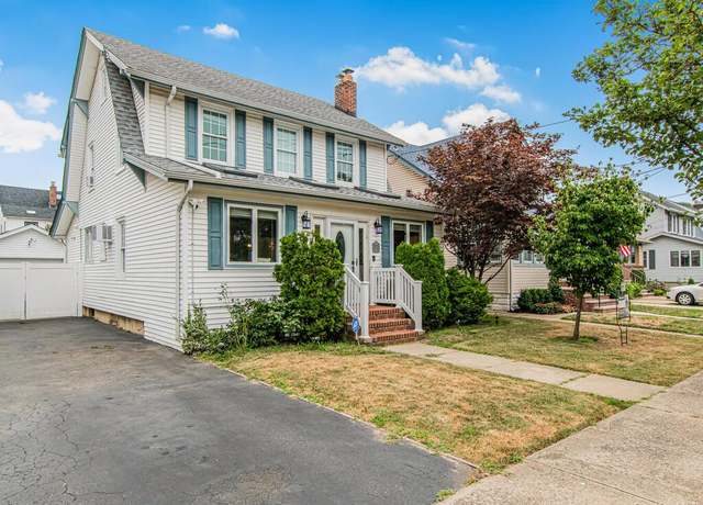 Property at 33 Huntington Ave, Lynbrook, NY 11563, 3 beds, 1.5 baths