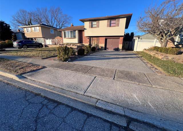 Property at 3643 Courtney Ln, Bethpage, NY 11714, 3 beds, 1.5 baths