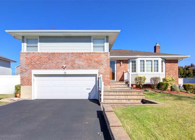 Property at 38 Pasadena Dr, Plainview, NY 11803, 3 beds, 2.5 baths