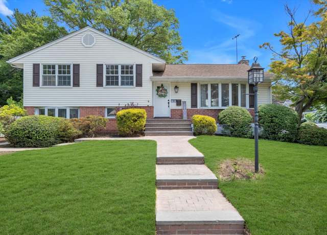 Property at 66 Humphrey Dr, Syosset, NY 11791, 3 beds, 3 baths