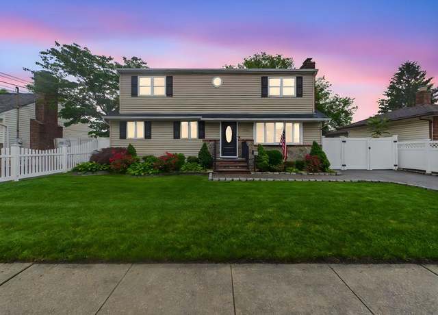 Property at 260 9th St, Bethpage, NY 11714, 5 beds, 2 baths