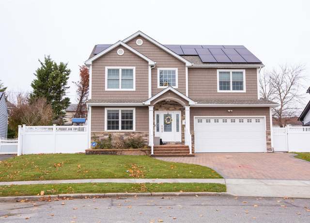 Property at 8 Lillian Ln, Plainview, NY 11803, 4 beds, 3.5 baths