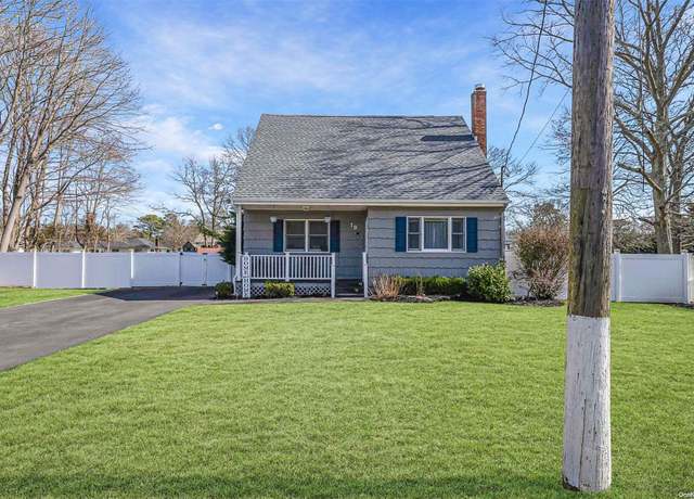 Property at 19 Wards Ln, Bellport, NY 11713, 4 beds, 2.5 baths