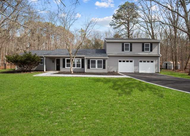 Property at 17 Fairway Dr, Manorville, NY 11949, 5 beds, 3 baths