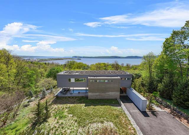 Property at 26 Mount Green Rd, Croton-on-hudson, NY 10520, 2 beds, 2.5 baths