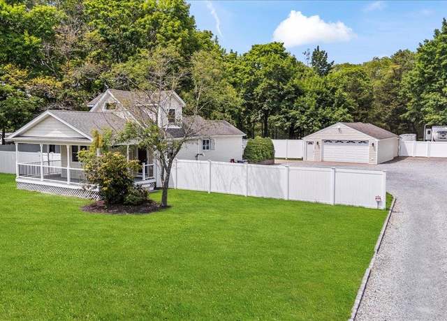 Property at 113 Jamaica Ave, Medford, NY 11763, 3 beds, 1.5 baths