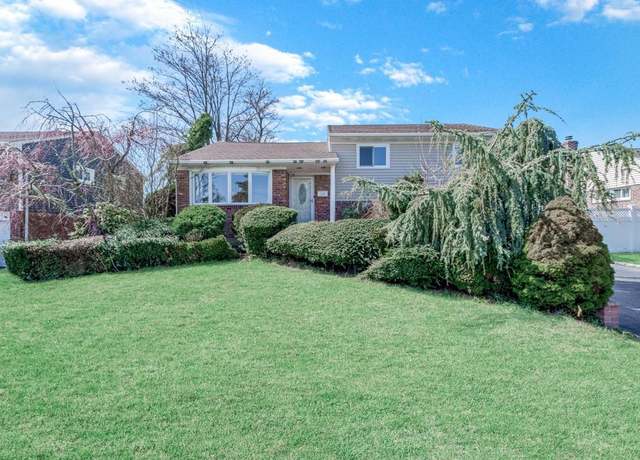 Property at 195 Floral Ave, Plainview, NY 11803, 3 beds, 2.5 baths