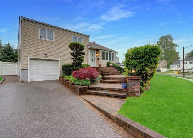 Property at 42 Briarwood Ln, Plainview, NY 11803, 3 beds, 2 baths