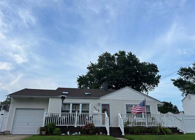 Property at 440 N Monroe Ave, Lindenhurst, NY 11757, 4 beds, 1.5 baths