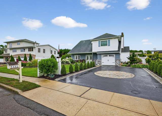 Property at 321 Lagoon Dr S, Copiague, NY 11726, 4 beds, 2.5 baths