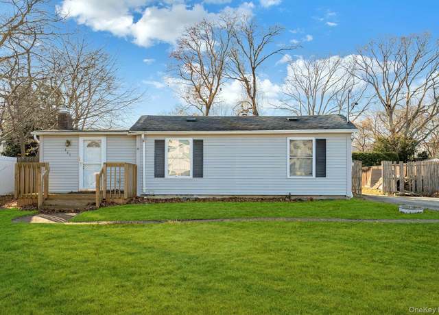 Property at 669 East Dr, Lindenhurst, NY 11757, 2 beds, 1 bath