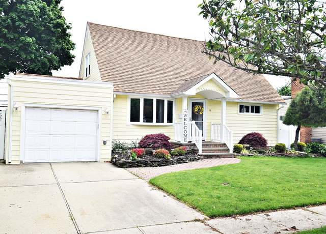 Property at 11 Cinque Dr, Farmingdale, NY 11735, 4 beds, 2 baths