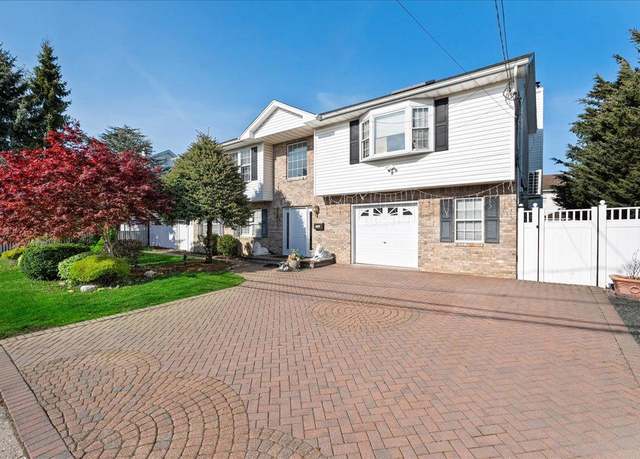 Property at 146 S 10th St, Lindenhurst, NY 11757, 5 beds, 3 baths