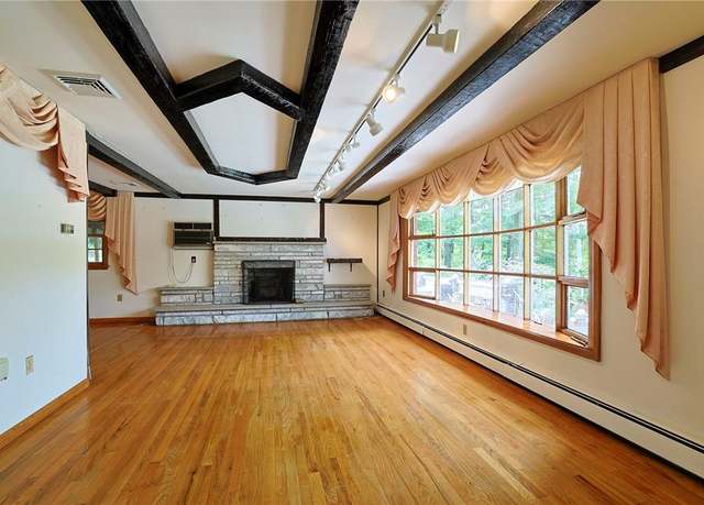 Property at 10 Greenwood Dr, Beacon, NY 12508, 6 beds, 2.5 baths