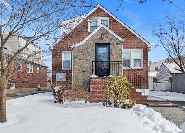 Property at 1 Crab Ave, Lynbrook, NY 11563, 3 beds, 2 baths