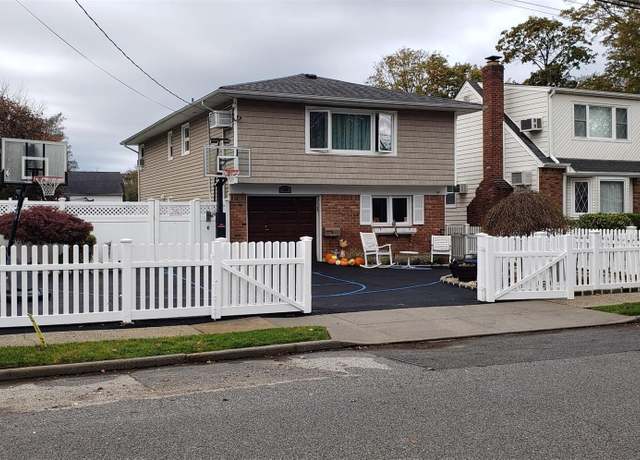 Property at 760 Silver Lake Pl, Baldwin, NY 11510, 4 beds, 2 baths