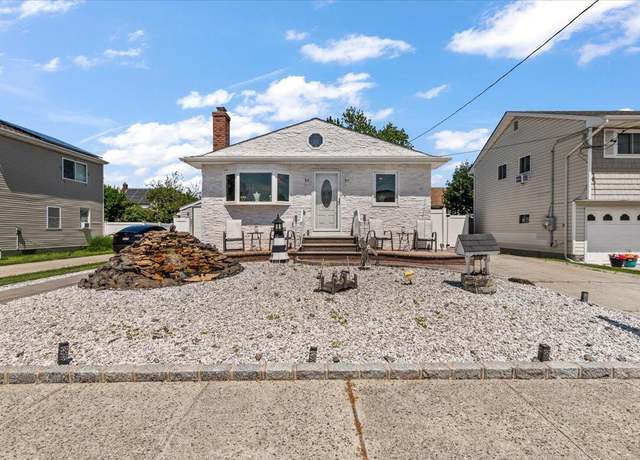 Property at 46 Knoll St, Lindenhurst, NY 11757, 3 beds, 2 baths