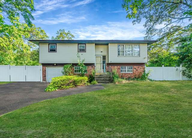 Property at 17 Wright St, West Babylon, NY 11704, 5 beds, 2 baths