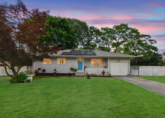 Property at 237 Donald Blvd, Holbrook, NY 11741, 4 beds, 2.5 baths