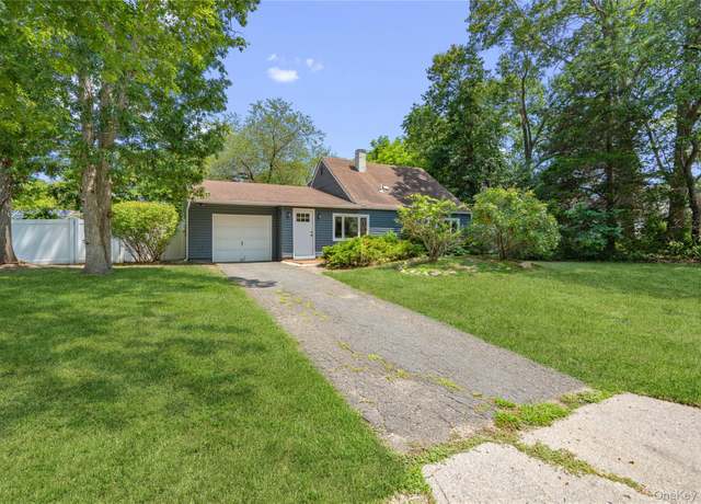 Property at 11 Longleaf Ln, Medford, NY 11763, 3 beds, 2 baths