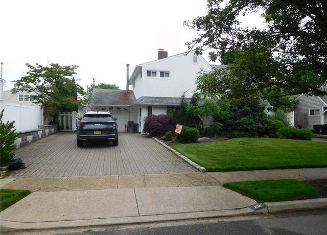 Property at 231 Willowood Dr, Wantagh, NY 11793, 5 beds, 2 baths